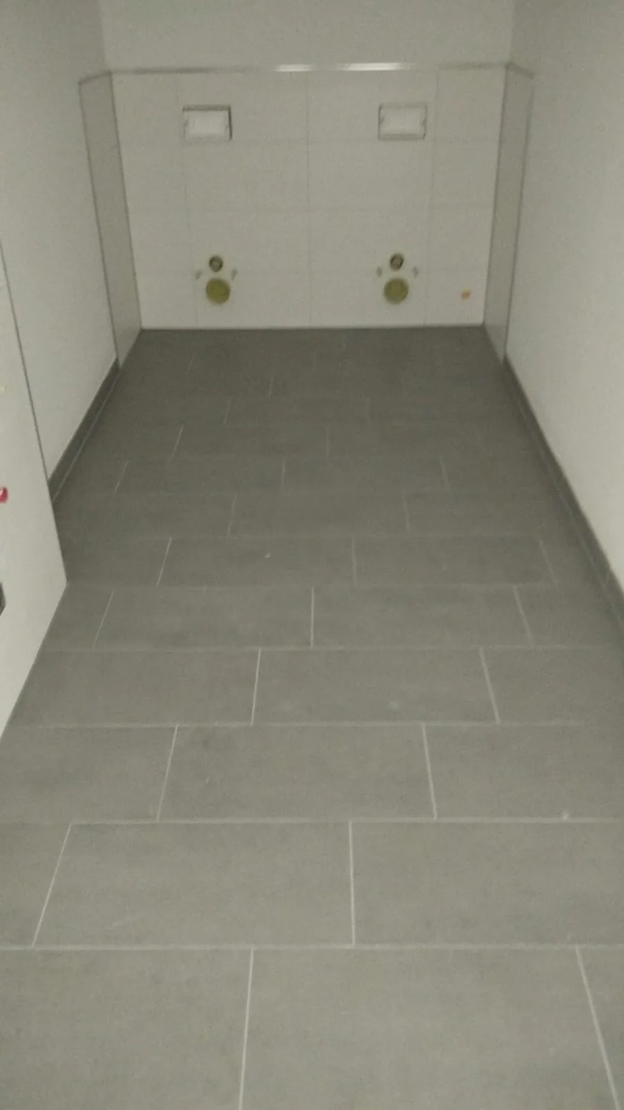 Geflieste Bodenflächen – klare Linien · robuste Oberfläche