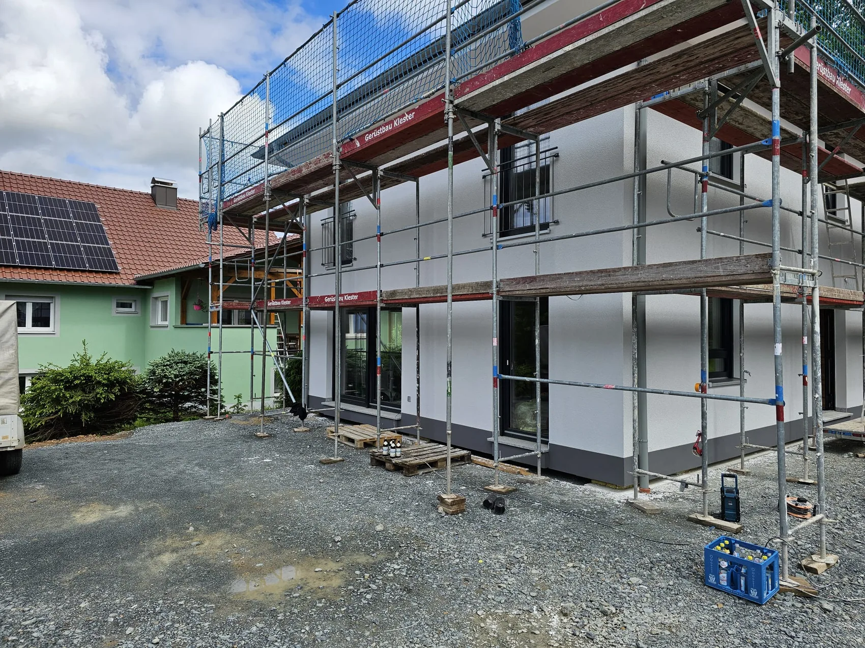 Fassadenarbeiten am Neubau – saubere Oberfläche rund ums Haus