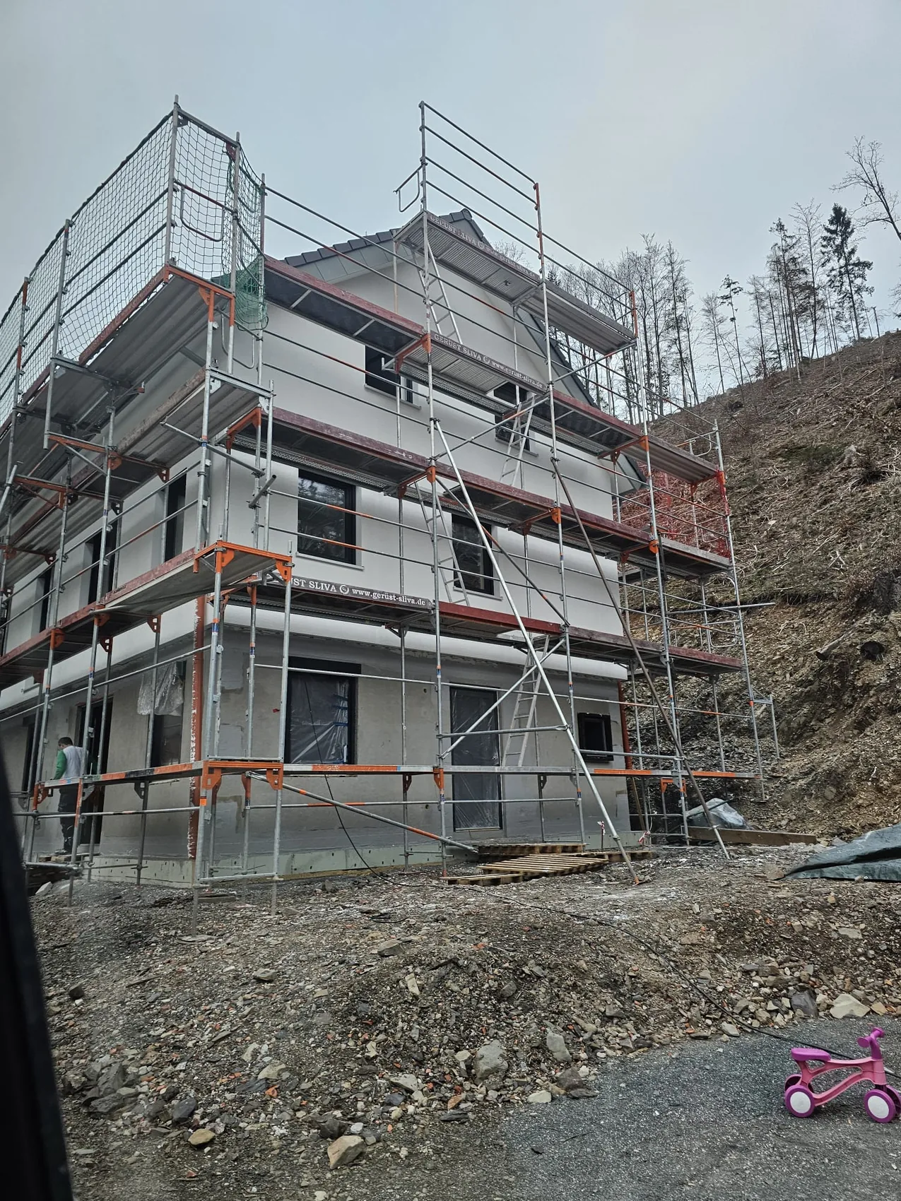 Fassade im Aufbau – Putzarbeiten mit sauberem Finish
