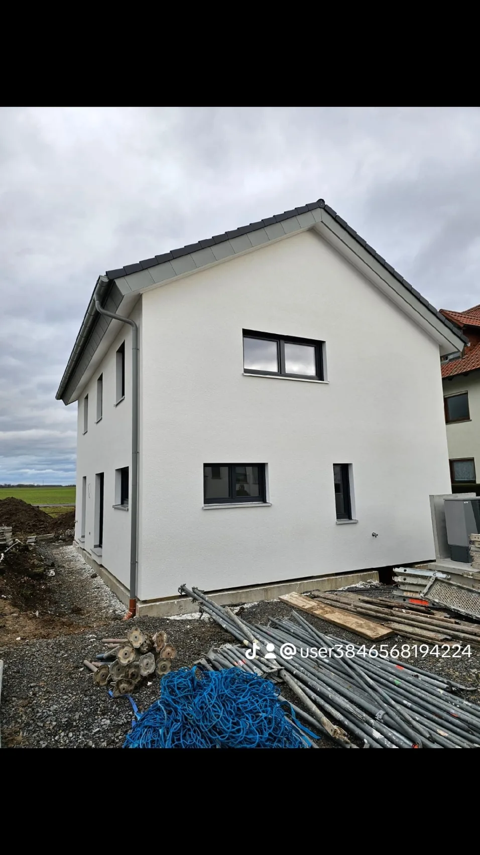 Fassade finalisiert – helle, moderne Außenwirkung