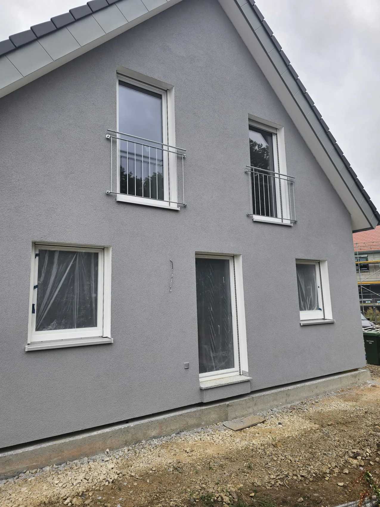Graue Fassade – moderner Look mit robustem Putz